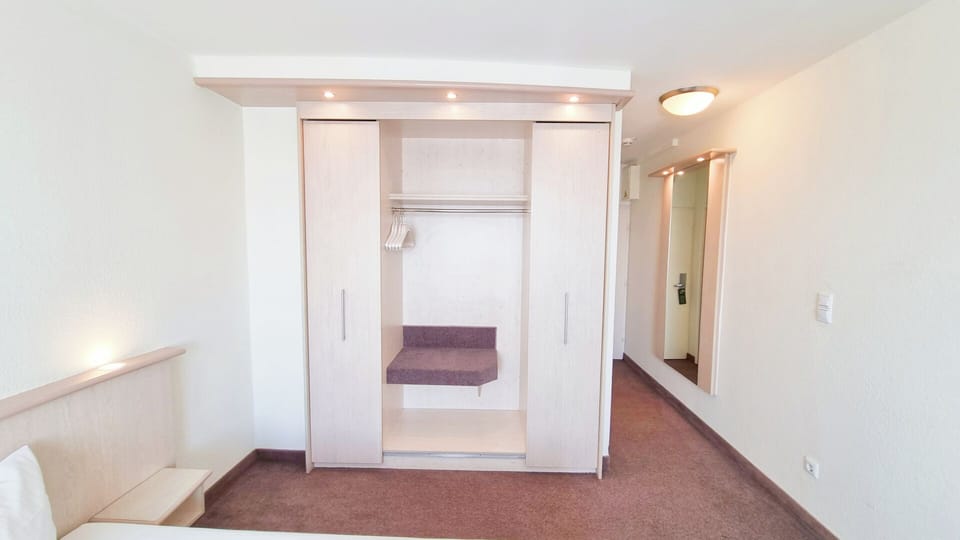 Double Room Single Use | Hypo-allergenic bedding, desk, blackout drapes, free WiFi