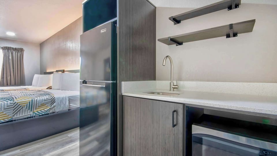 Desk, laptop workspace, free WiFi, bed sheets