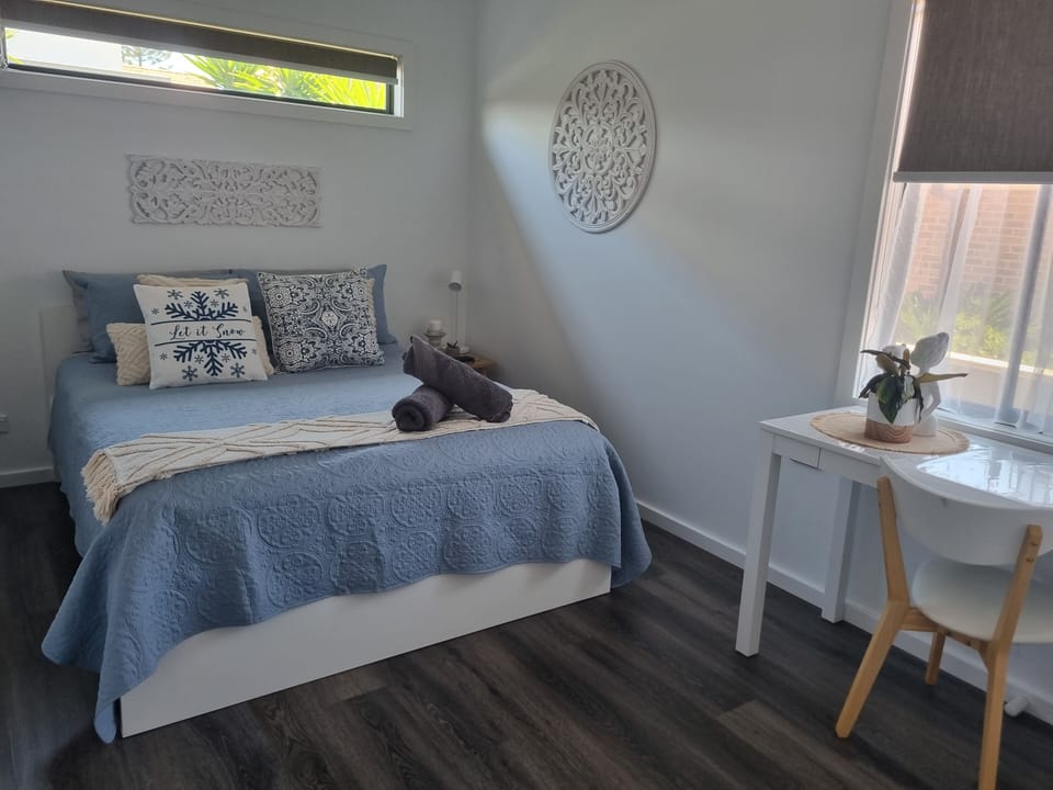 Bed 1 queen bed desk and chair Usb ports