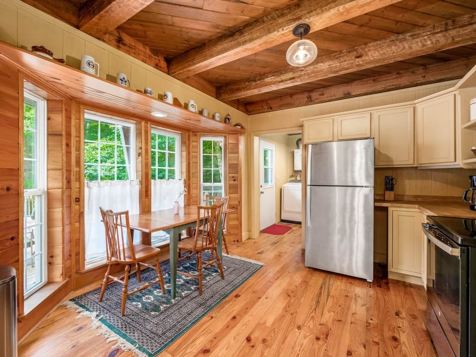 Kitchen with Kitchen Table (1)