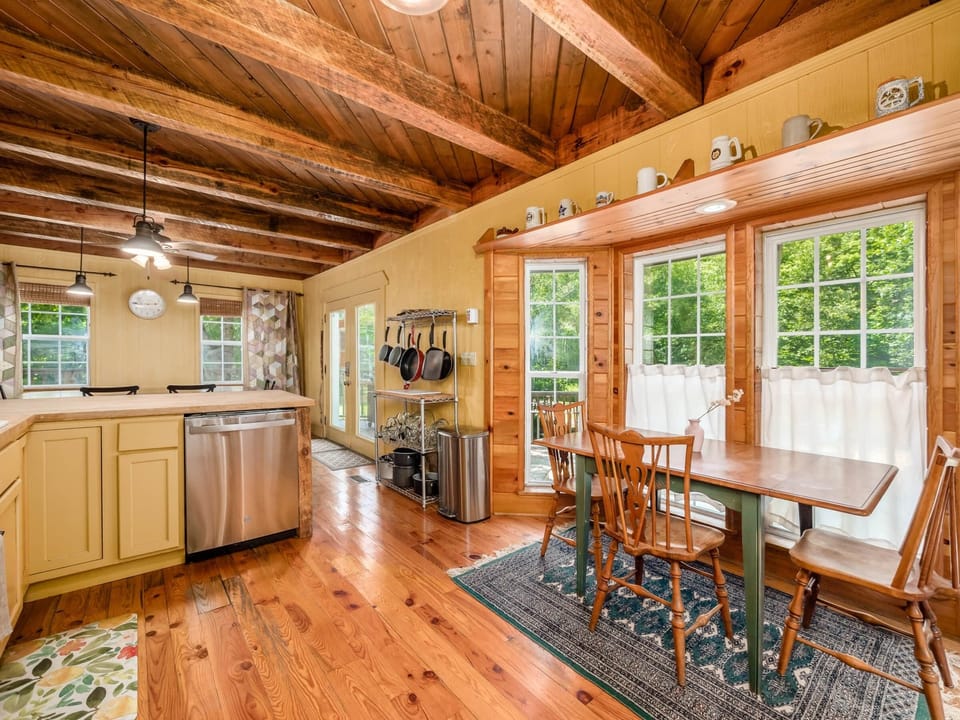 Kitchen with Kitchen Table (2)