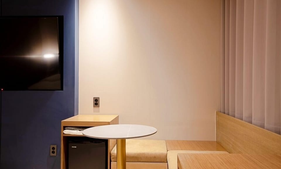 Prettier Room (PC) | Premium bedding, individually decorated, individually furnished, desk