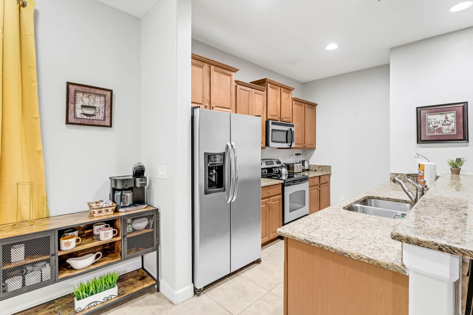 Spacious kitchen with all cooking wares