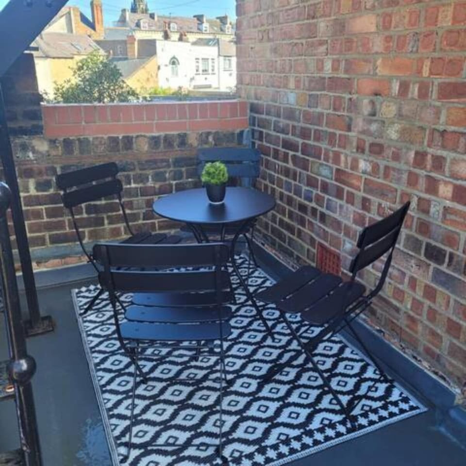 Outside dining area perfect for breakfast, lunch or wine on an evening!