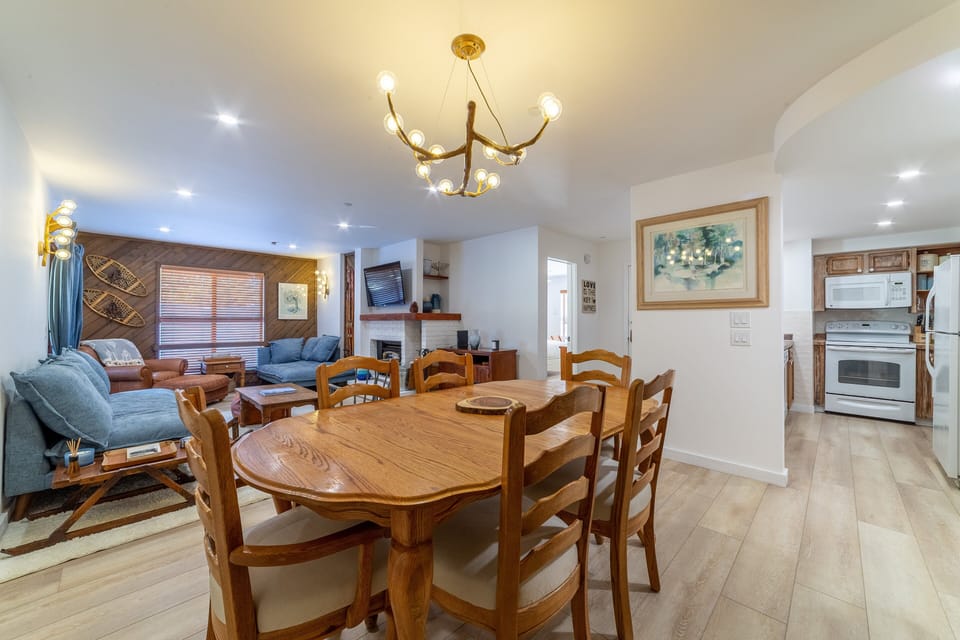 Dining room w/ seating for 6