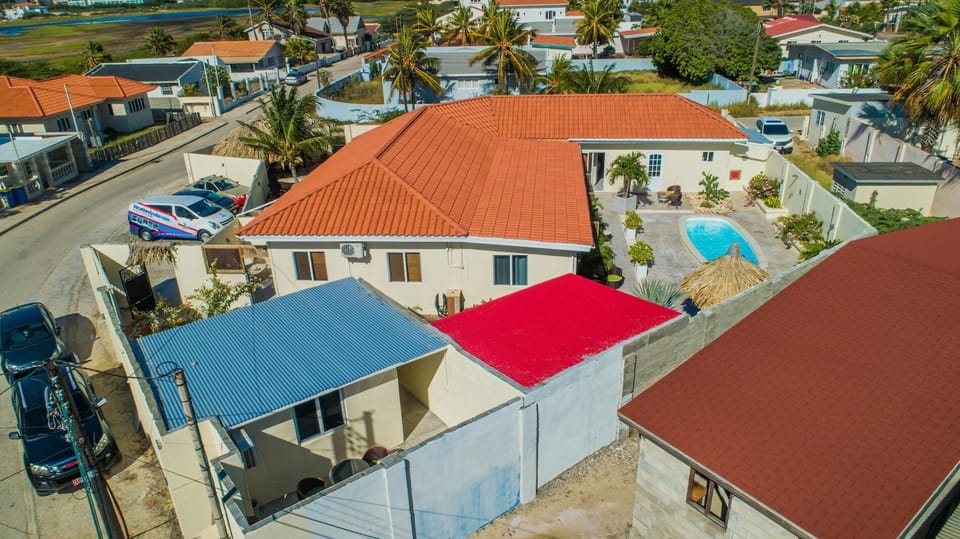 Poolside studio walking distance to Palm Beach! (9330)