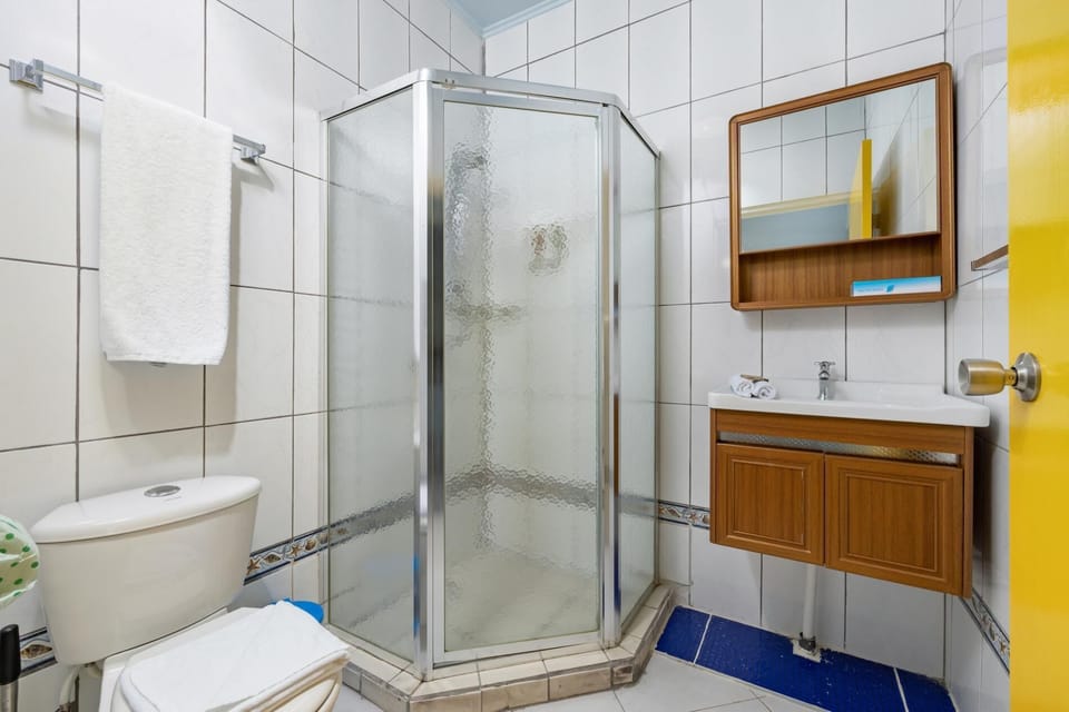Poolside 1-bed near Palm Beach! (9231)