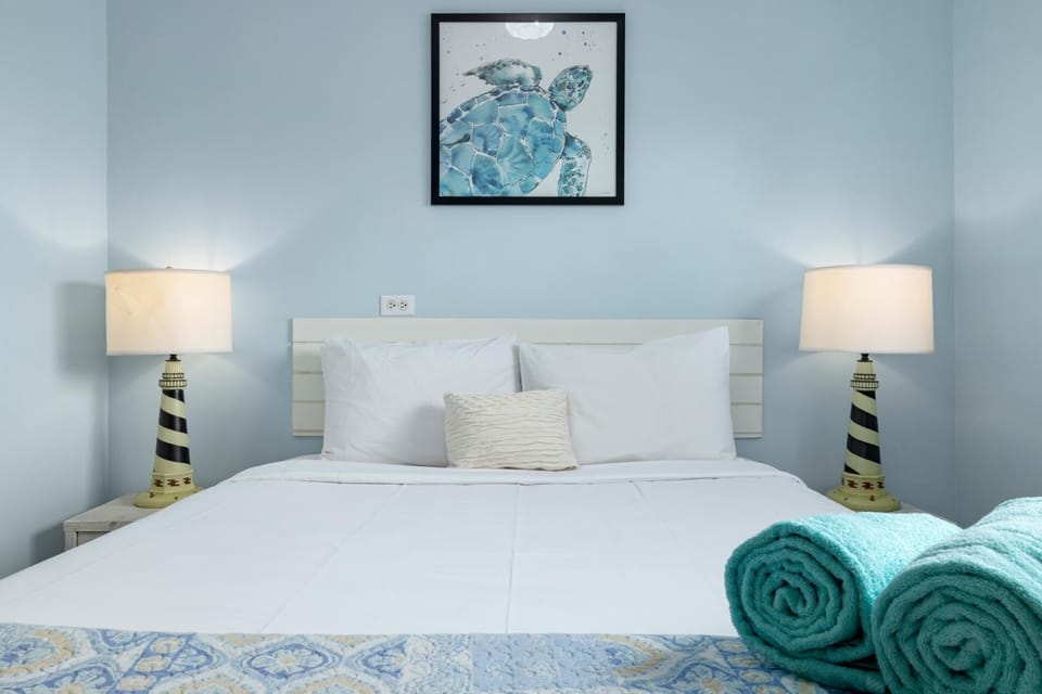 Poolside 1-bed near Palm Beach! (9233)