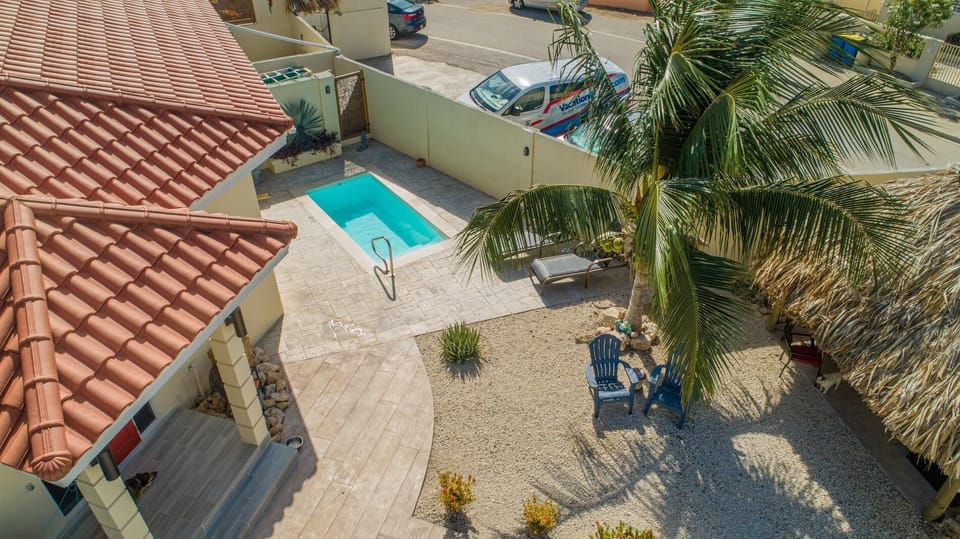 Poolside 1-bed near Palm Beach! (9256)