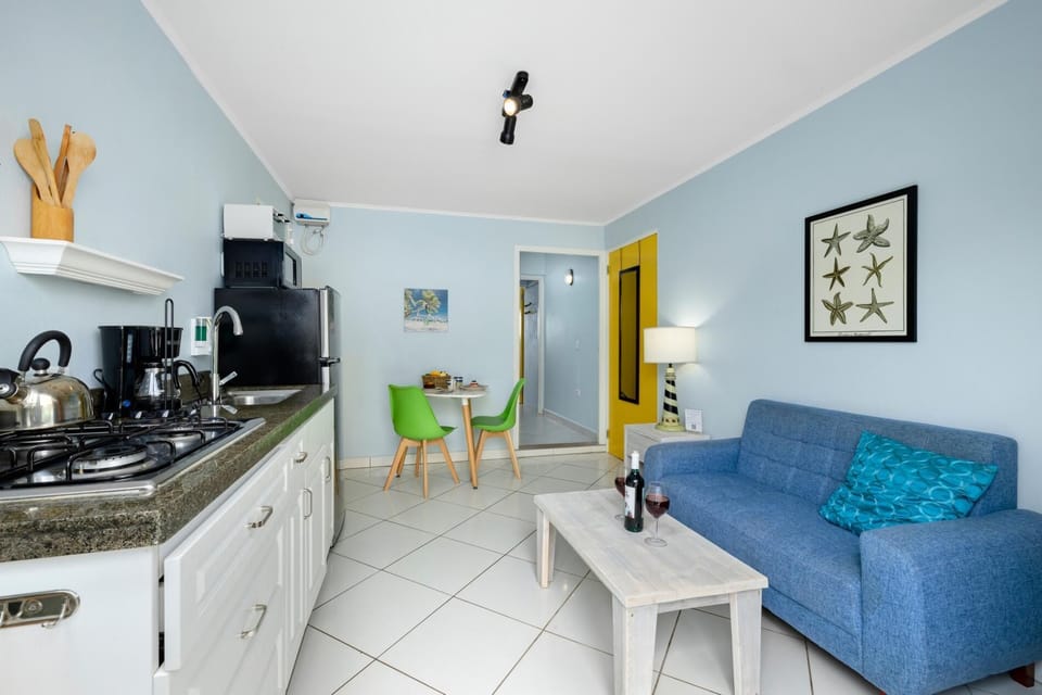 Poolside 1-bed near Palm Beach! (9226)