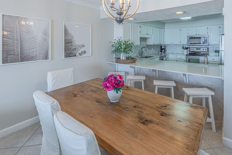 Counter seating can accommodate 4