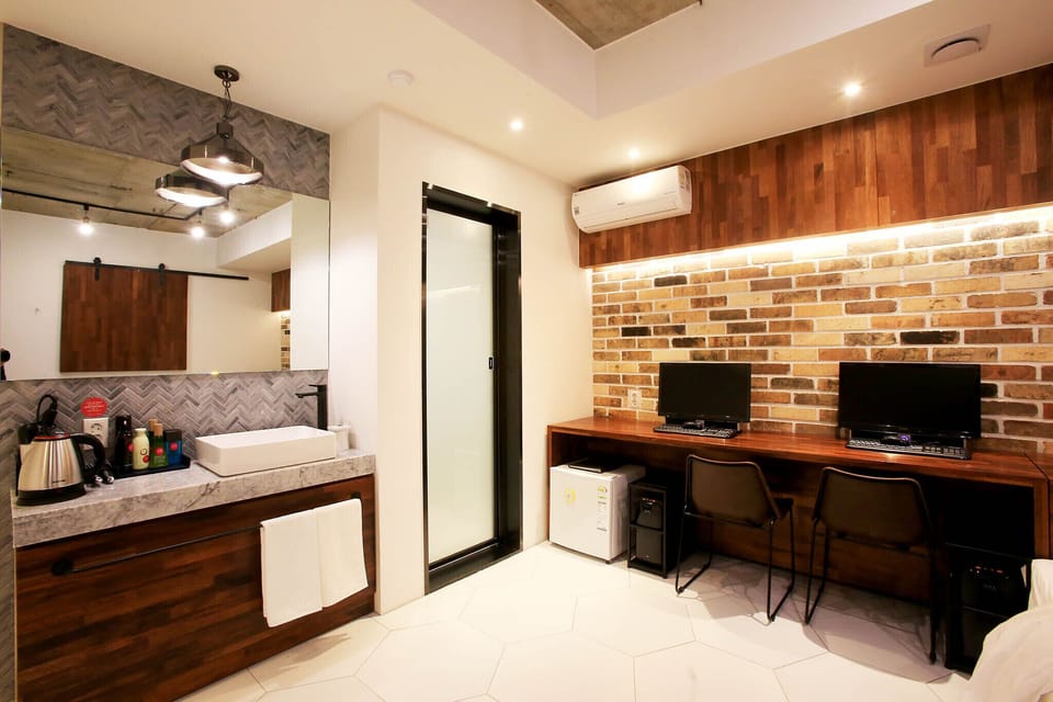 Studio Suite | Desk, free WiFi
