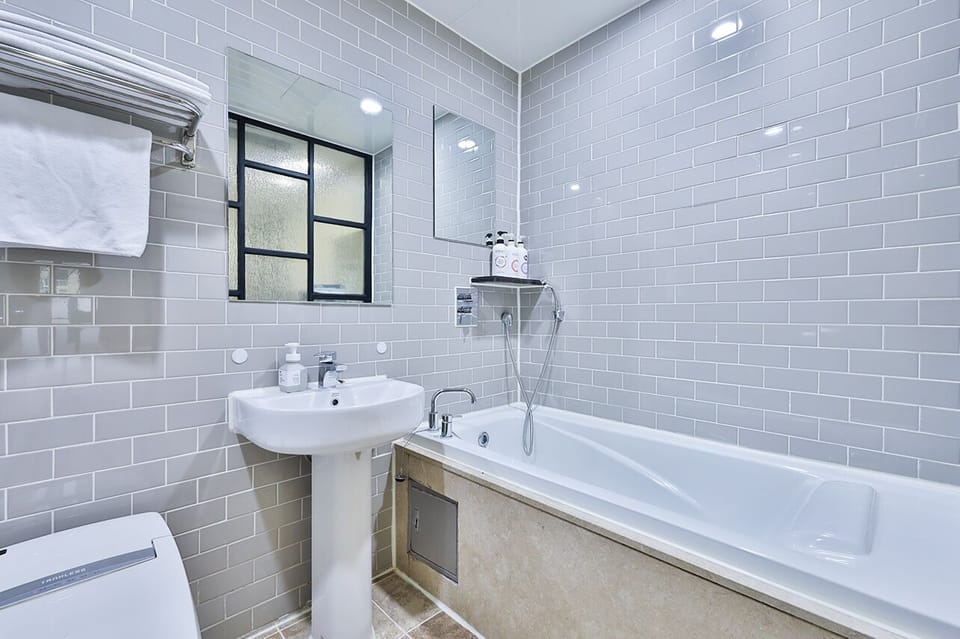 Suite Terrace | Bathroom | Separate tub and shower, designer toiletries, hair dryer, bathrobes