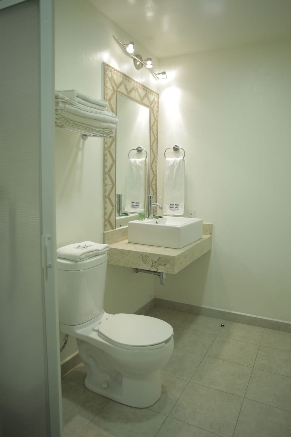 Shower, rainfall showerhead, free toiletries, hair dryer