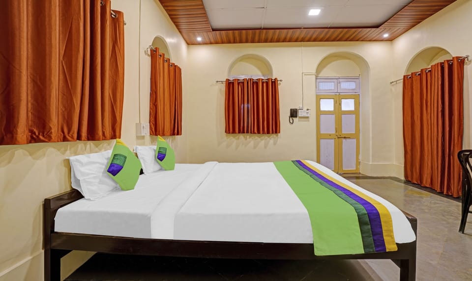 Deluxe Room | Desk, iron/ironing board