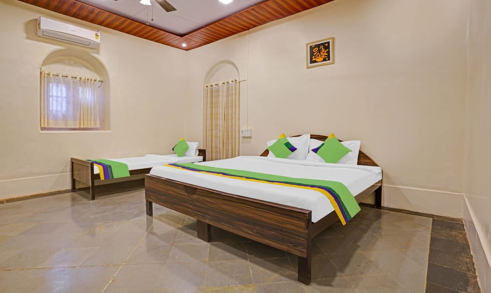 Premium Room | Desk, iron/ironing board