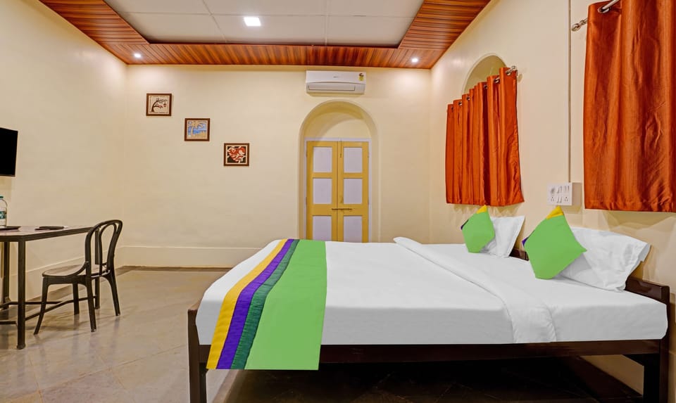 Deluxe Room | Desk, iron/ironing board