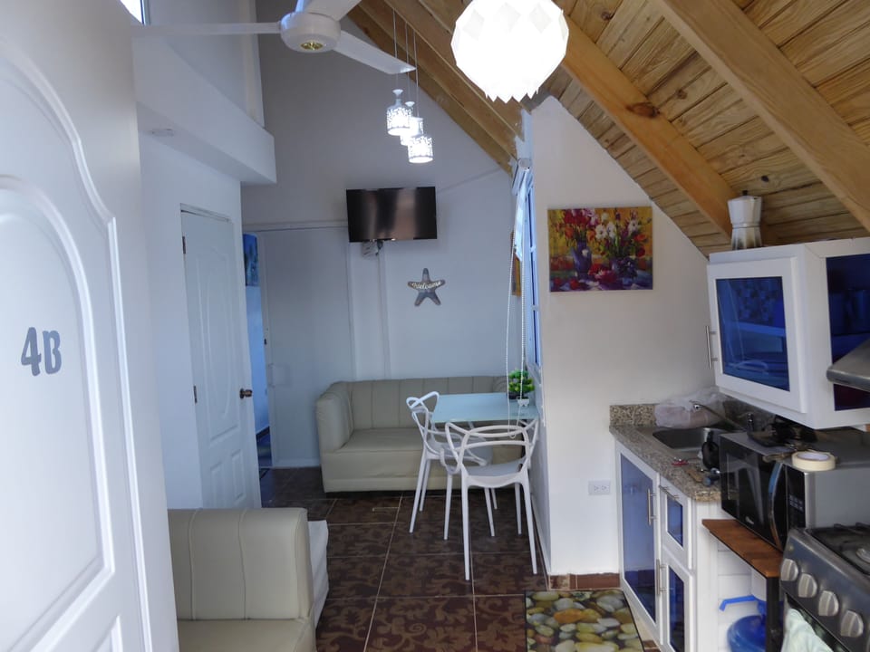 Presidential Apartment | Living area | 32-inch flat-screen TV with cable channels, TV, Netflix