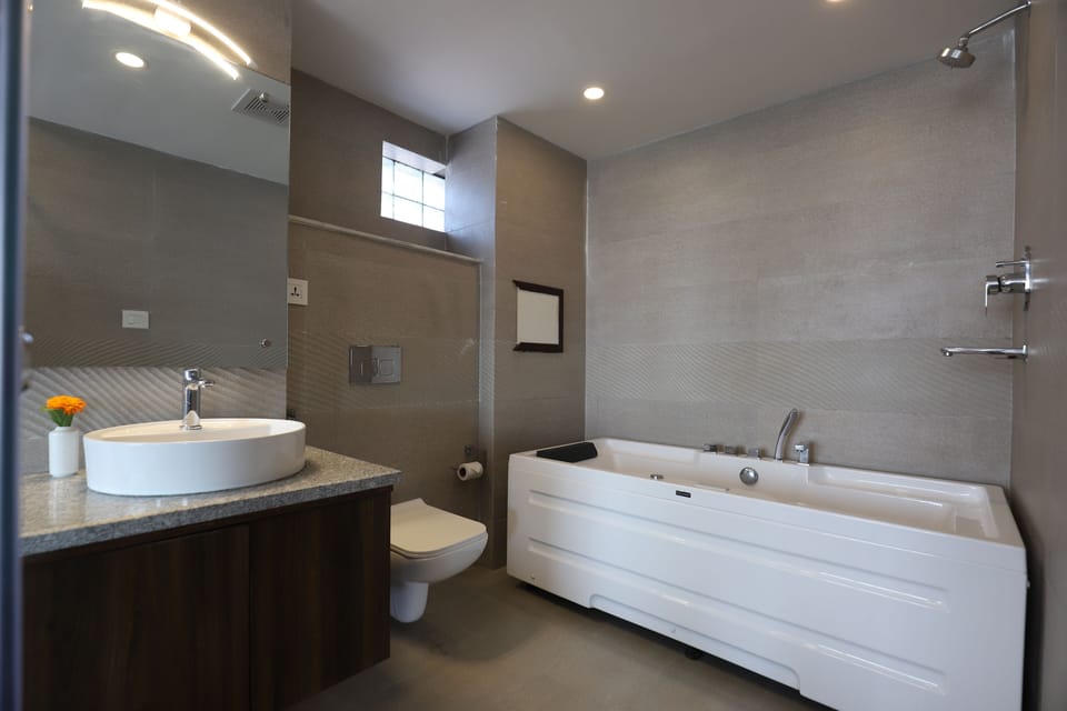 Business Studio Suite | Bathroom | Deep soaking tub, rainfall showerhead, hair dryer, slippers