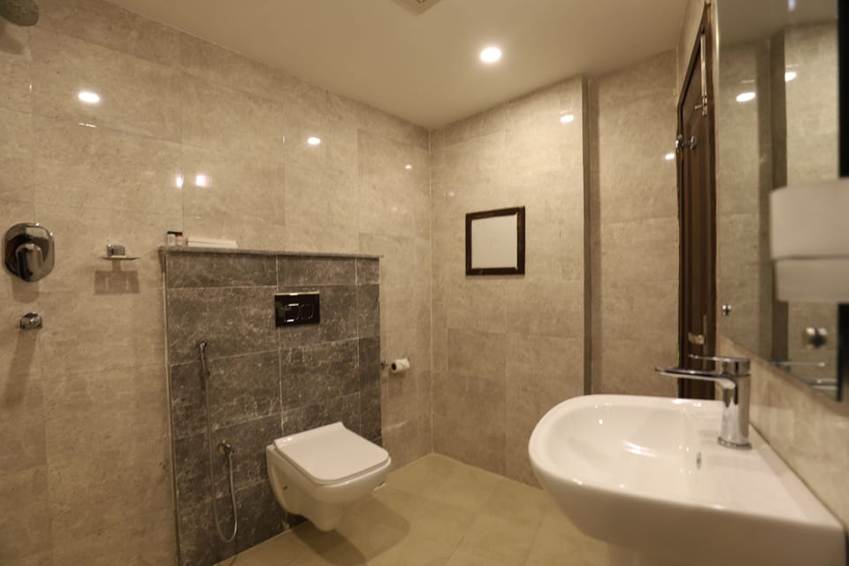 Deluxe Double Room | Bathroom | Deep soaking tub, rainfall showerhead, hair dryer, slippers