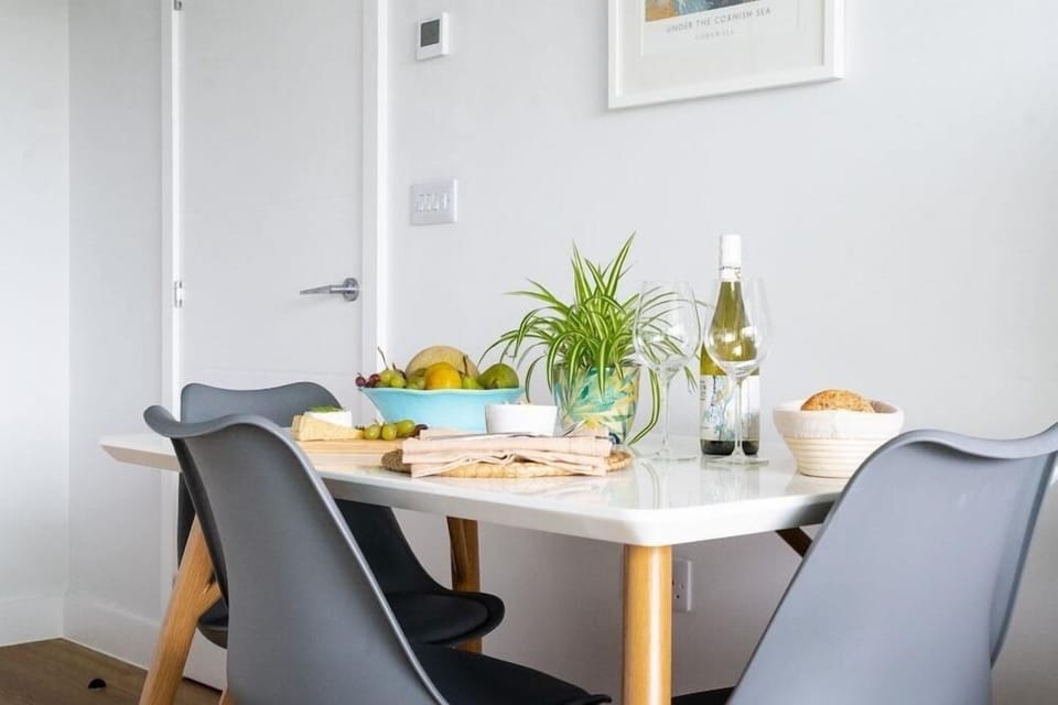 Dining table at Starboard, The Liner, Falmouth, self catering, Cornwall.