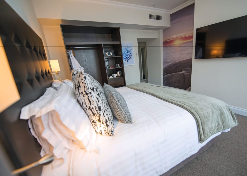 Executive Room | In-room safe, individually decorated, desk, iron/ironing board