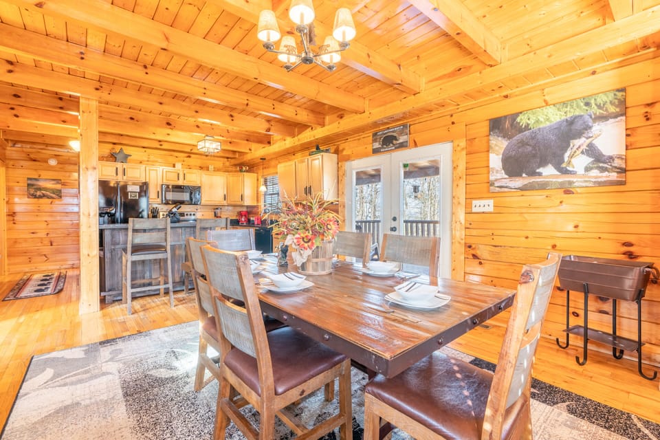 Comfort Cabin, 2 Bedrooms, Non Smoking, Hot Tub | In-room dining