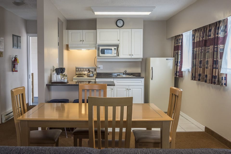Superior Suite, 2 Bedrooms, Ground Floor | Private kitchen | Fridge, microwave, coffee/tea maker