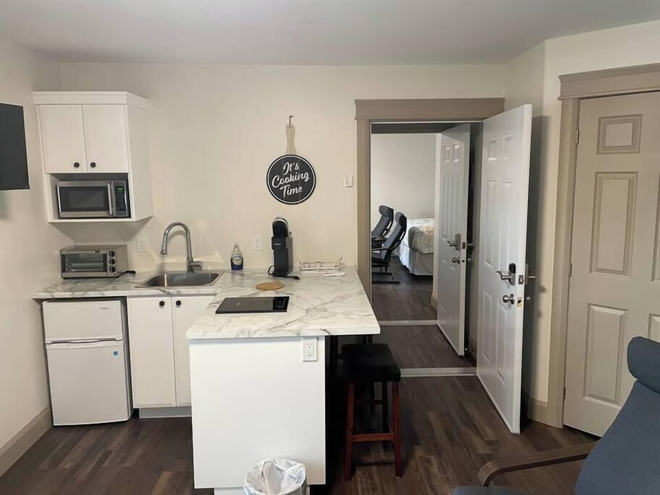 Adjoining doors for friend or family