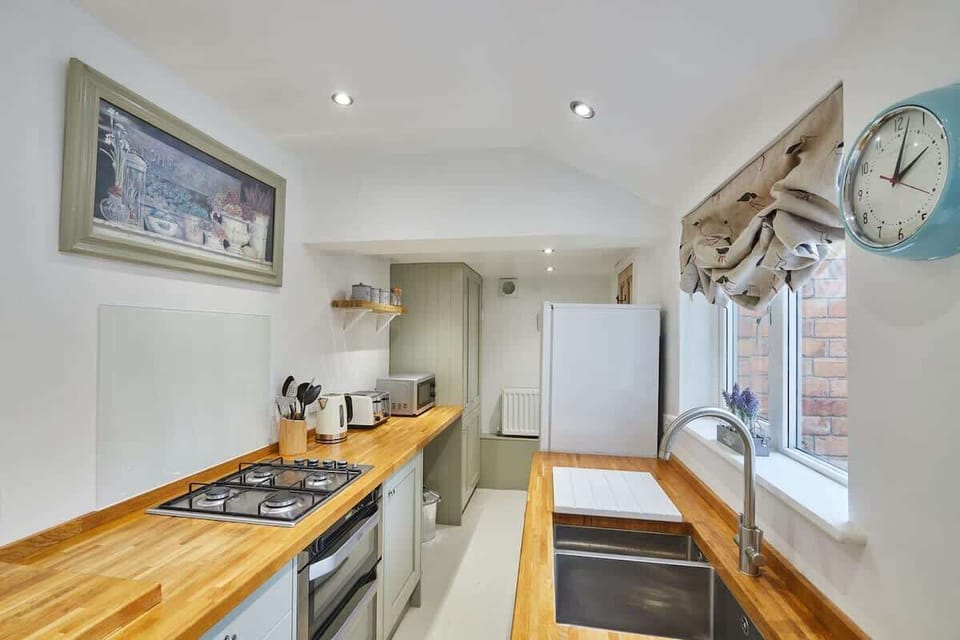 1 Coastguard Cottages, Scarborough - Host & Stay