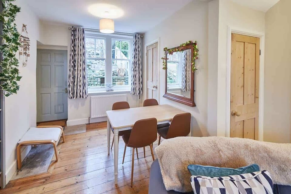 1 Coastguard Cottages, Scarborough - Host & Stay