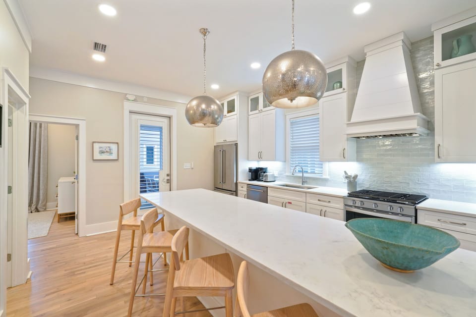 CENTRAL ISLAND W/SEATING FOR FOUR AT KITCHEN
