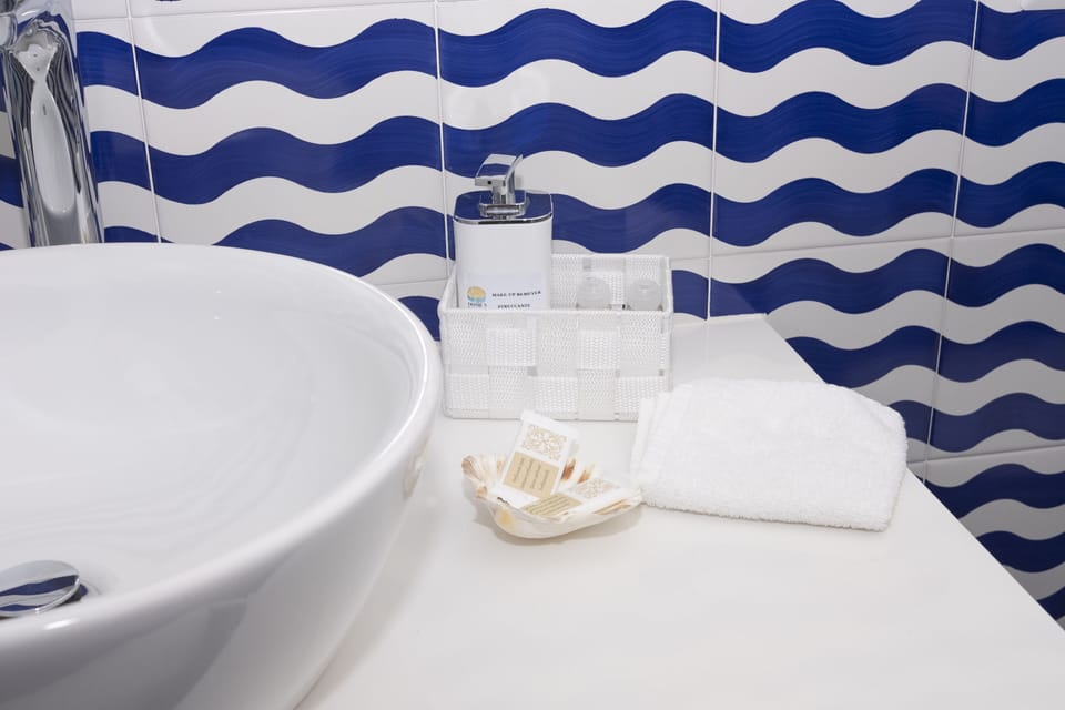 Comfort Triple Room | Bathroom | Shower, rainfall showerhead, free toiletries, hair dryer