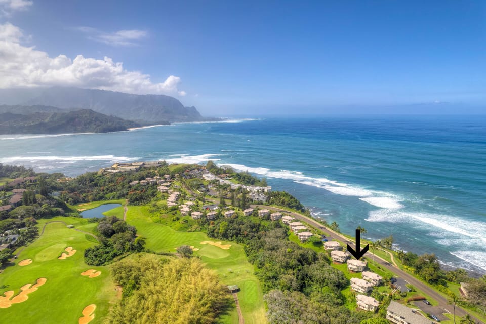 located across from the HIDEAWAYS lookout for primo sunsets