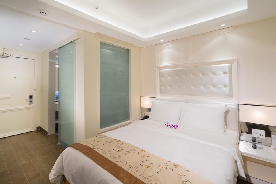 Premier Room | Bar (on property)