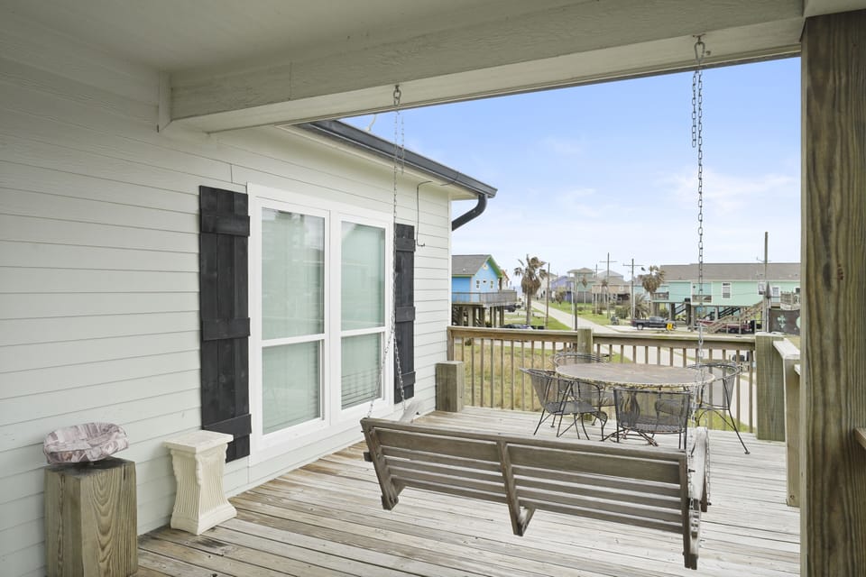 Enjoy Gulf breezes and cheerful views from this deck with pelnty of seating