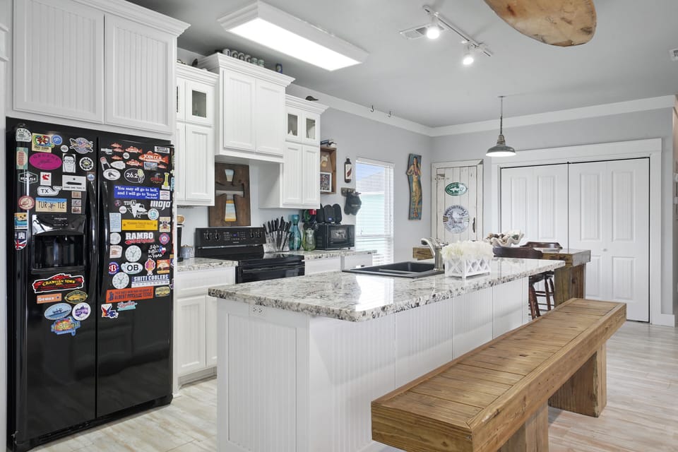 Gleaming counters and custom counter bench to enjoy an easy meal before hitting the beach!