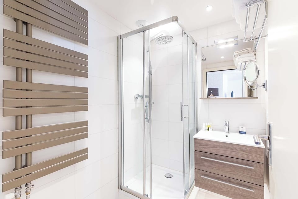 Suite familiale Prestige (2 adultes et 4 enfants) | Bathroom | Free toiletries, hair dryer, towels