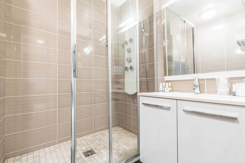 Chambre Confort Quadruple | Bathroom | Free toiletries, hair dryer, towels