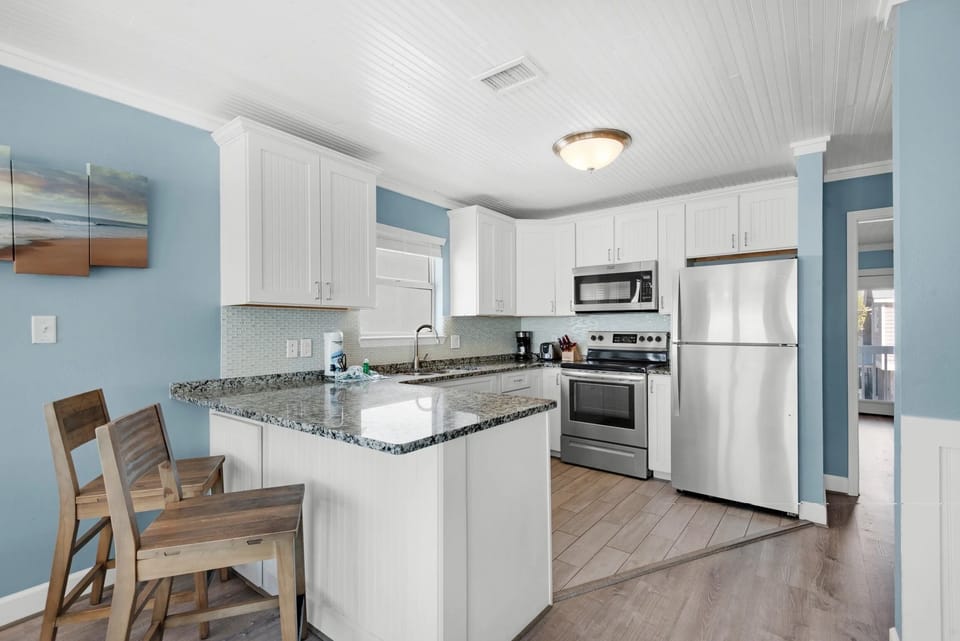 Full kitchen with eat-in bar 