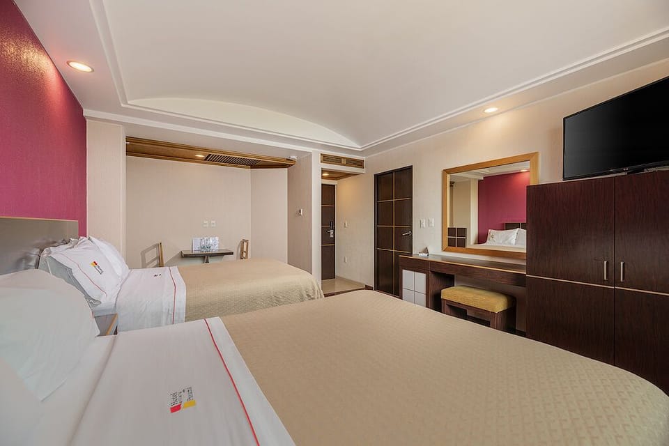 Suite, Sauna | Premium bedding, in-room safe, desk, iron/ironing board