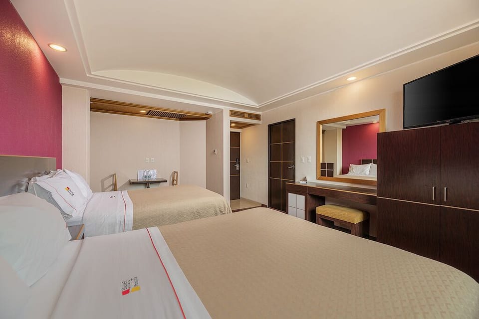 Suite, Sauna | Premium bedding, in-room safe, desk, iron/ironing board