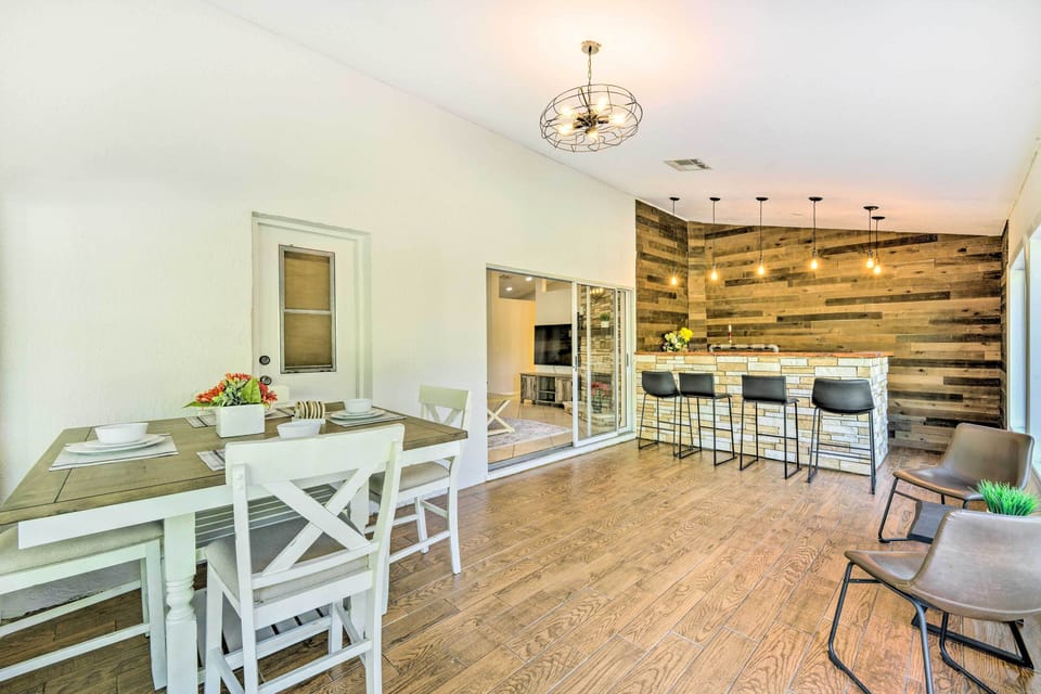 Sunroom | Bar | Dining Space