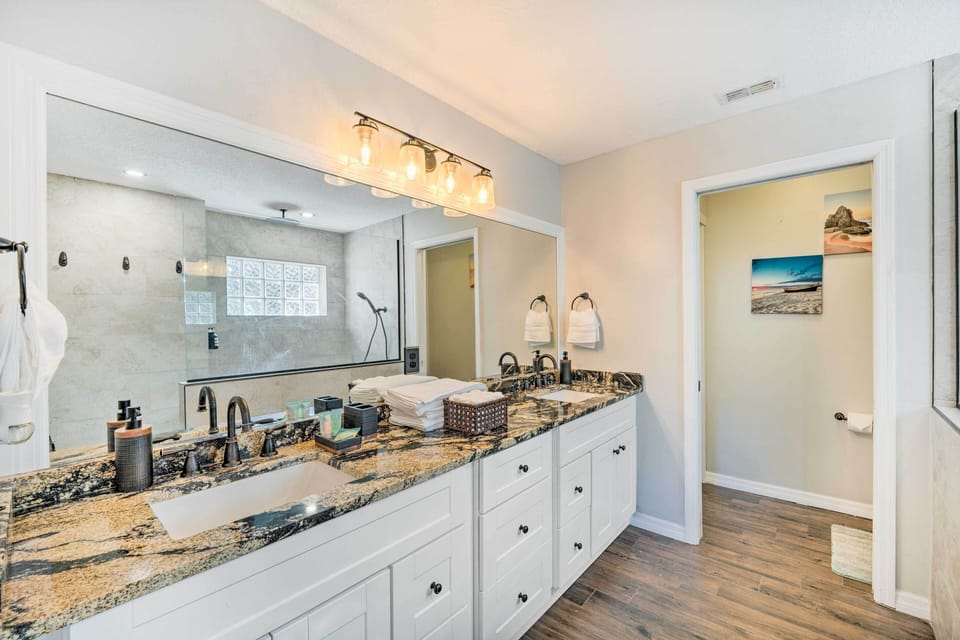 En-Suite Bathroom | Complimentary Toiletries | Towels Provided