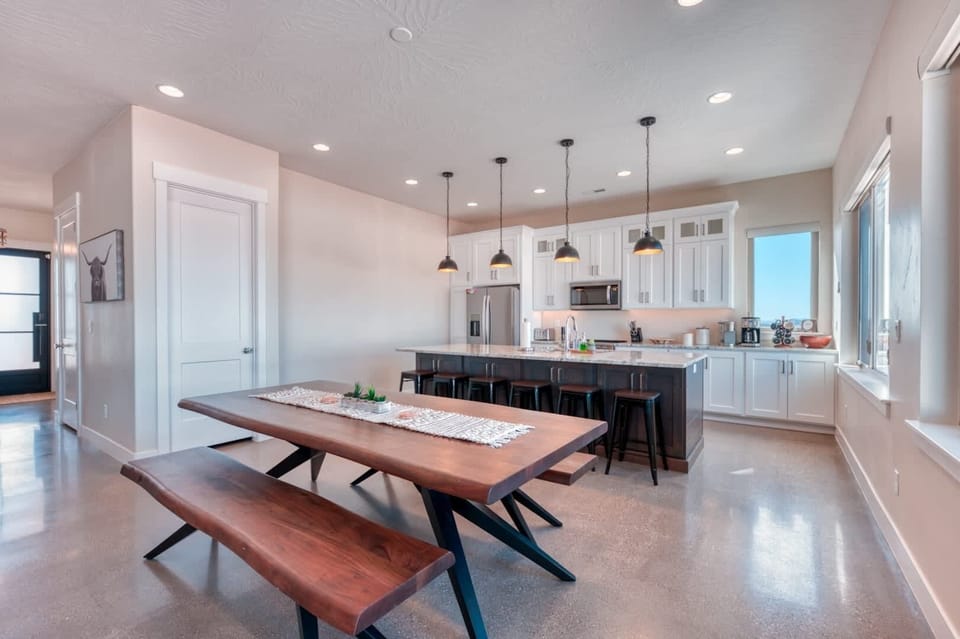 With the stylish dining table and bar area, there’s enough room for your friends and family to savor leisurely meals and talk about the day’s adventures.