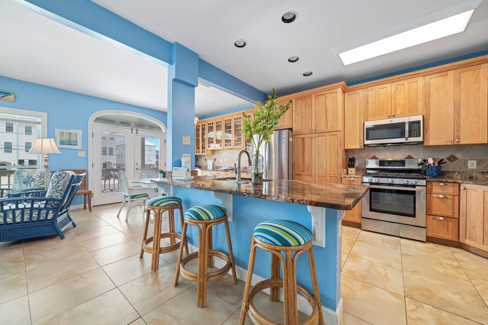 Breakfast bar and kitchen