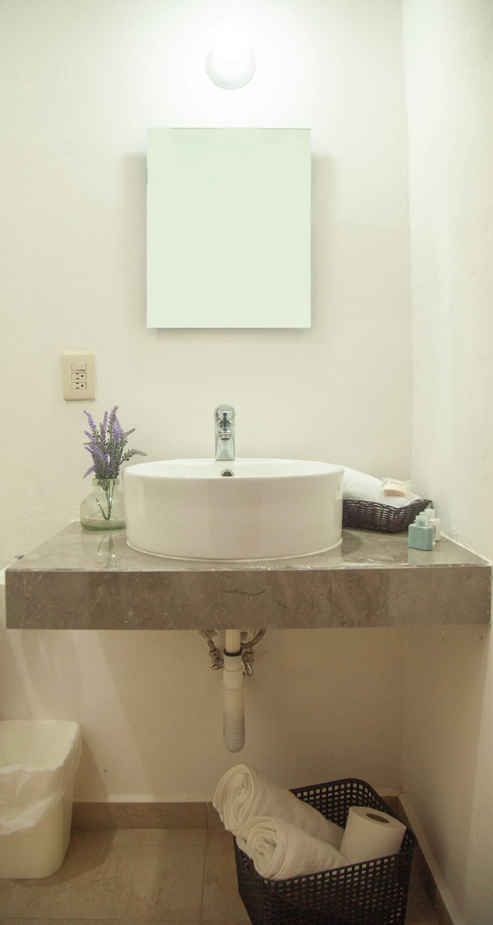 Standard Room, 1 King Bed | Bathroom | Shower, free toiletries, hair dryer, towels