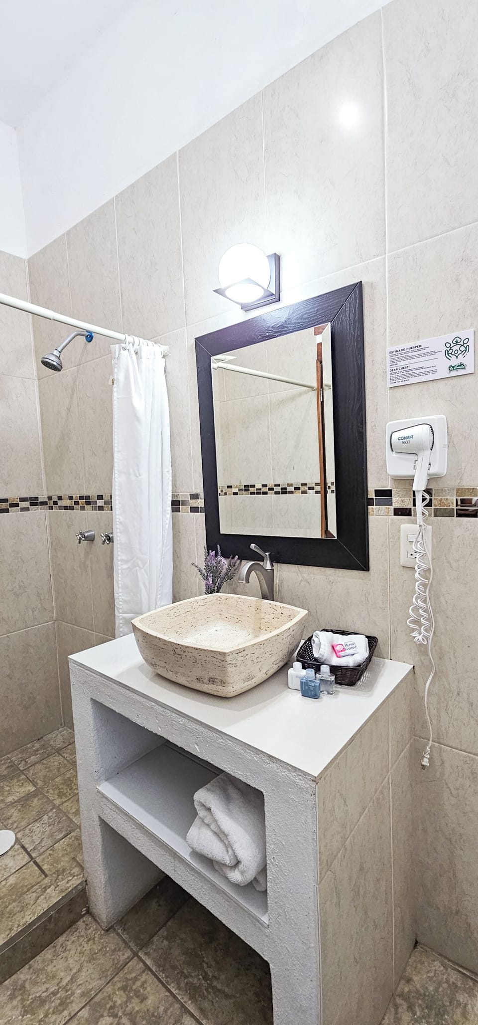 Standard Twin Room | Bathroom | Shower, free toiletries, hair dryer, towels