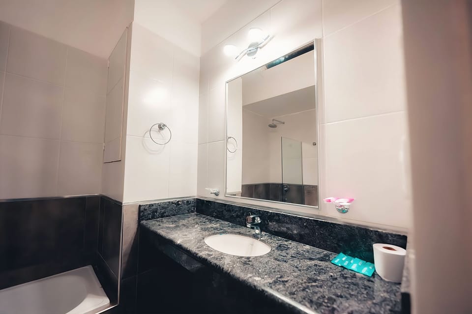 Combined shower/tub, jetted tub, free toiletries, bidet