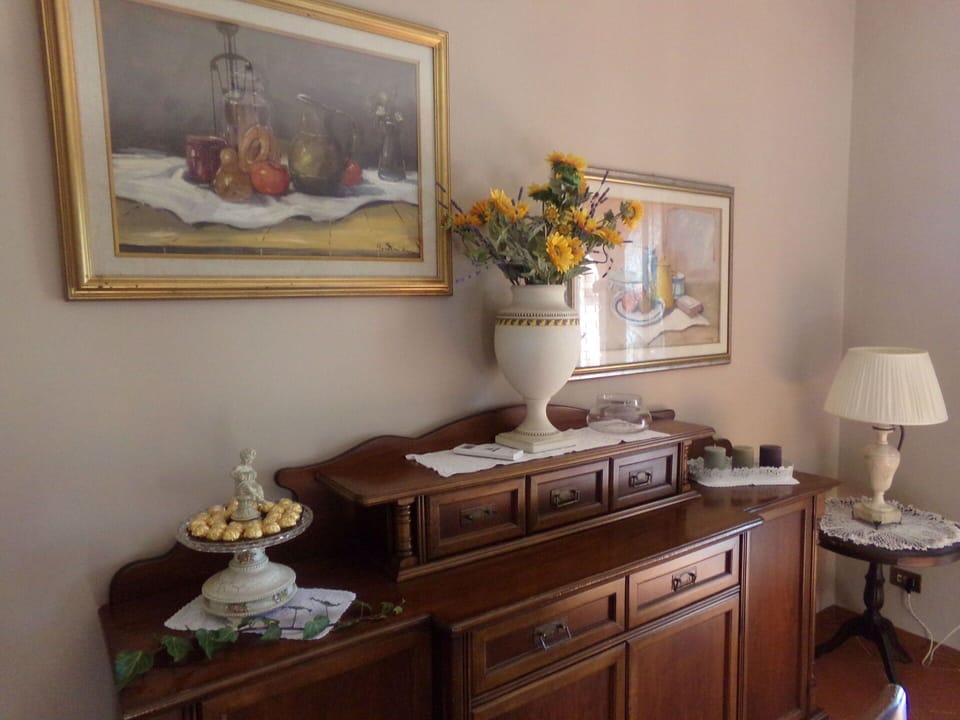 Dining Room, Room Detail
